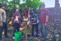 Penanaman bibit  pohon secara simbolik oleh founder Indonesia Damai sekaligus koordinator kegiatan, Achmad Fadjri Ghofoer. Foto (Kim)