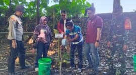 Penanaman bibit  pohon secara simbolik oleh founder Indonesia Damai sekaligus koordinator kegiatan, Achmad Fadjri Ghofoer. Foto (Kim)