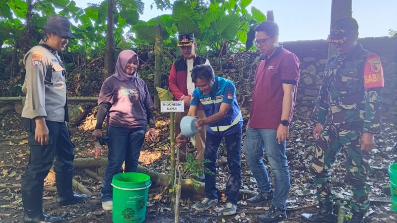 Penanaman bibit  pohon secara simbolik oleh founder Indonesia Damai sekaligus koordinator kegiatan, Achmad Fadjri Ghofoer. Foto (Kim)