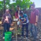 Penanaman bibit  pohon secara simbolik oleh founder Indonesia Damai sekaligus koordinator kegiatan, Achmad Fadjri Ghofoer. Foto (Kim)