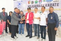 Pengurus Mushikawa Karate Indonesia memberikan cindera mata kepada Ketua KORMI Kota Malang. Foto (Kim)