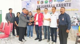 Pengurus Mushikawa Karate Indonesia memberikan cindera mata kepada Ketua KORMI Kota Malang. Foto (Kim)