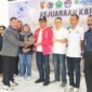 Pengurus Mushikawa Karate Indonesia memberikan cindera mata kepada Ketua KORMI Kota Malang. Foto (Kim)