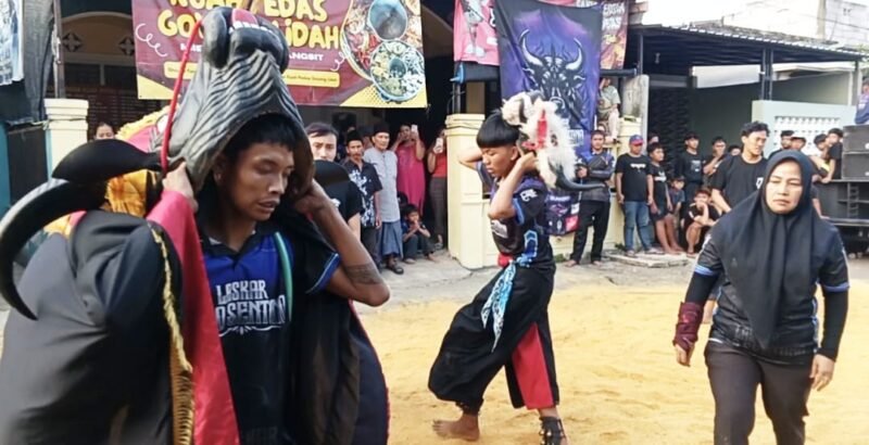 Pembuka atraksi Bantengan Laskar Joyo Sentono. Foto (kim)