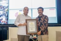  Kepala Satuan Tugas Wilayah (Kasatgaswil) Jawa Timur Densus 88 Antiteror (AT) Polri, Kombes Pol Samsul Priasmoro, mewakili Kapolri, menyerahkan penghargaan kepada Wali Kota Surabaya, Eri Cahyadi di Balai Kota Surabaya, Rabu (8/7/2026). Dok/Pemkot Surabaya.