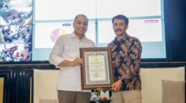  Kepala Satuan Tugas Wilayah (Kasatgaswil) Jawa Timur Densus 88 Antiteror (AT) Polri, Kombes Pol Samsul Priasmoro, mewakili Kapolri, menyerahkan penghargaan kepada Wali Kota Surabaya, Eri Cahyadi di Balai Kota Surabaya, Rabu (8/7/2026). Dok/Pemkot Surabaya.