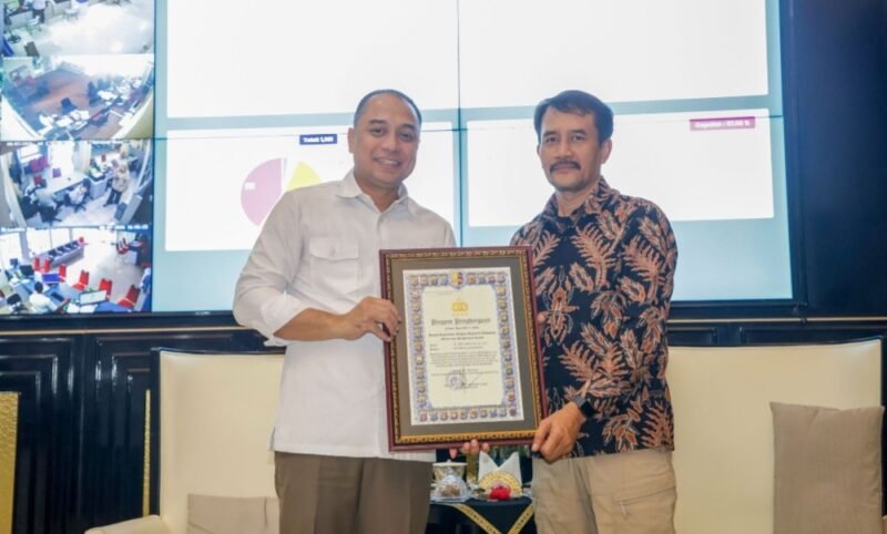  Kepala Satuan Tugas Wilayah (Kasatgaswil) Jawa Timur Densus 88 Antiteror (AT) Polri, Kombes Pol Samsul Priasmoro, mewakili Kapolri, menyerahkan penghargaan kepada Wali Kota Surabaya, Eri Cahyadi di Balai Kota Surabaya, Rabu (8/7/2026). Dok/Pemkot Surabaya.