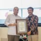  Kepala Satuan Tugas Wilayah (Kasatgaswil) Jawa Timur Densus 88 Antiteror (AT) Polri, Kombes Pol Samsul Priasmoro, mewakili Kapolri, menyerahkan penghargaan kepada Wali Kota Surabaya, Eri Cahyadi di Balai Kota Surabaya, Rabu (8/7/2026). Dok/Pemkot Surabaya.